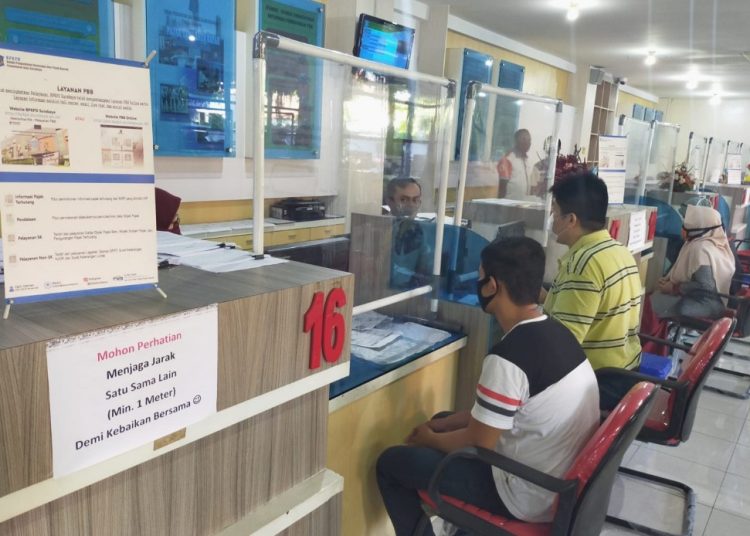 Suasana pelayanan pembayaran pajak di kantor pendapatan daerah Surabaya.