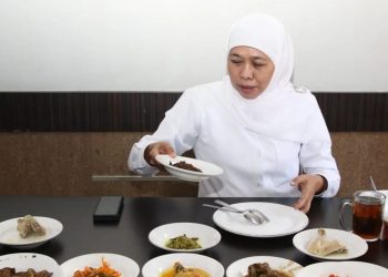 Gubernur Jatim Khofifah Indar Parawansa mengunggah momen saat dirinya bersantap siang di salah satu rumah makan padang di Kota Surabaya dalam akun Instagram pribadi miliknya.