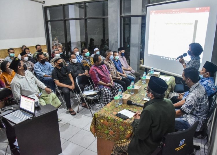 Sosialisasi kepada tokoh masyarakat dan tokoh agama, untuk pencegahan radikalisme dalam bentuk forum diskusi antar umat beragama, di aula Kelurahan Karangpoh, Surabaya.