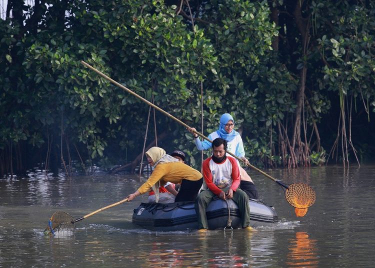 Kerja bakti di kawasan wisata Kampung Warna-Warni dan area mangrove RW 02 Kelurahan Tambak Sarioso Kecamatan Asemrowo.