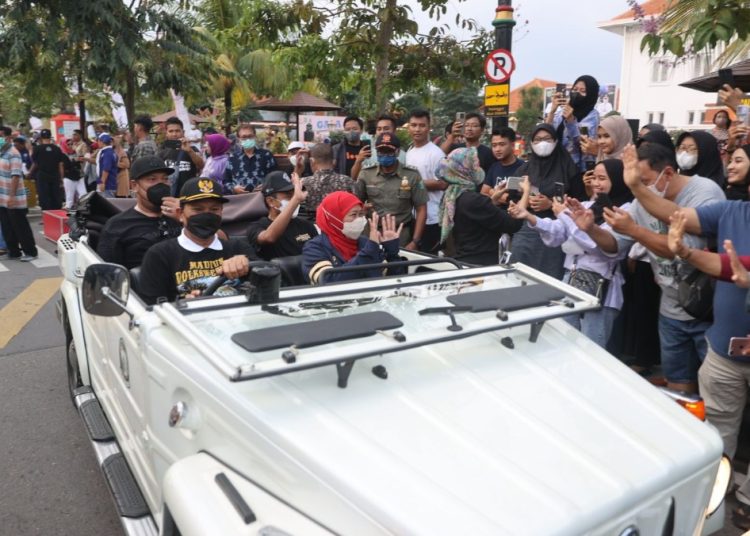 Gubernur Khofifah mengikuti konvoi dengan menaiki mobil VW Safari berwarna putih yang dikemudikan oleh Wali Kota Madiun, Maidi.