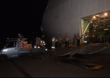 Para prajurit TNI AL menurunkan barang bantuan ke KRI Makassar-590. Bantuan ini akan diberikan ke korban gempa bumi di Mamuju, Sulawesi Barat.