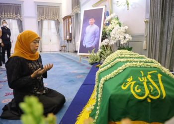 Gubernur Jatim Khofifah Indar Parawansa berdoa di dekat jenazah Eril setelah ditemukan jasadnya dan dibawa ke Bandung.