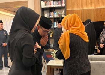 Gubernur Jatim Khofifa Indar Parawansa saat takziah ke kediaman Gubernur Jawa Barat Ridwan Kamil