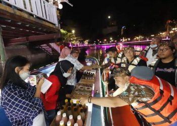 Wali Kota Surabaya Eri Cahyadi bersama puluhan pimpinan perusahaan media beserta redaksi dan perwakilan organisasi pers di Kota Pahlawan menikmati spot pasar apung di wisata Kalimas.