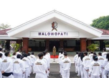 Pelepasan atlet Bojonegoro yang akan bertanding di Porprov Jatim oleh Bupati Anna Mu'awanah di halaman Pendopo Malowopati Pemkab Bojonegoro.