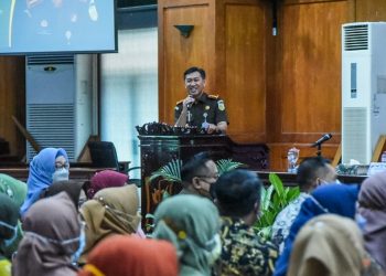 Kepala Kejaksaan Negeri (Kajari) Surabaya Danang Suryo Wibowo memberikan pengarahan kepada pejabat Pemerintah Kota Surabaya di Graha Sawunggaling.