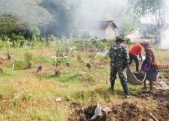 Karya bakti pembersihan area Tempat Pemakaman Umum (TPU) dalam rangka pencanangan progam Bulan Bhakti Gotong Royong Masyarakat (BBGRM) XIX tahun 2022 Pemkab Bojonegoro.
