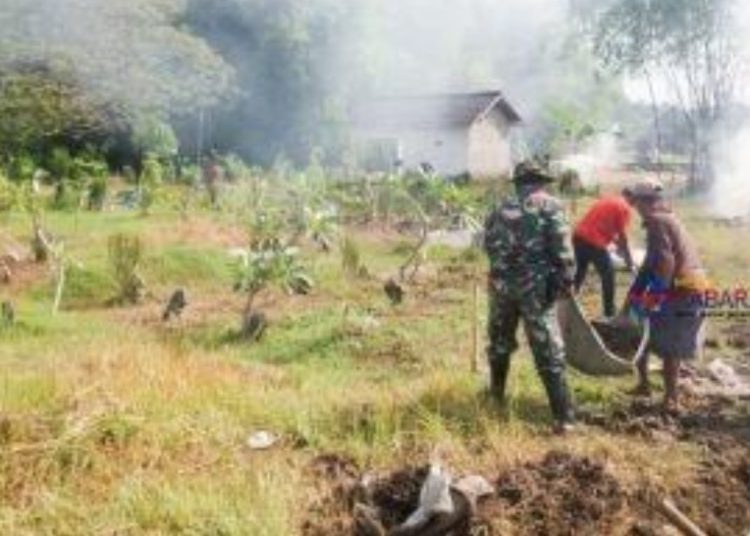 Karya bakti pembersihan area Tempat Pemakaman Umum (TPU) dalam rangka pencanangan progam Bulan Bhakti Gotong Royong Masyarakat (BBGRM) XIX tahun 2022 Pemkab Bojonegoro.