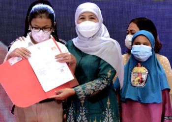 Gubernur Jatim Khofifah Indar Parawansa menghadiri peluncuran gerakan percepatan pendataan, perekaman dan penerbitan dokumen kependudukan bagi penyandang disabilitas.