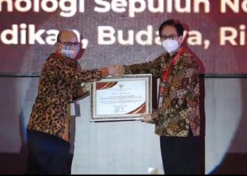 Penerimaan penghargaan oleh ITS sebagai yang terbaik dalam bidang pelayanan publik pada Kompetisi Pengelolaan Pengaduan Pelayanan Publik (P4) 2022.