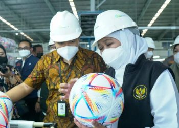 Gubernur Jatim Khofifah Indar Parawansa memperhatikan bola buatan pabrik yang berlokasi di Jlalan Raya Pilangkenceng, Kecamatan Pilangkenceng, Kabupaten Madiun. Ada 50 ribu bola akan dikirim ke Uni Emirat Arab, Jerman, Inggris, Amerika Serikat dan Brazil.