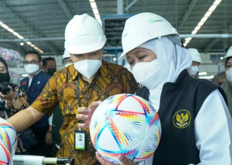Gubernur Jatim Khofifah Indar Parawansa memperhatikan bola buatan pabrik yang berlokasi di Jlalan Raya Pilangkenceng, Kecamatan Pilangkenceng, Kabupaten Madiun. Ada 50 ribu bola akan dikirim ke Uni Emirat Arab, Jerman, Inggris, Amerika Serikat dan Brazil.
