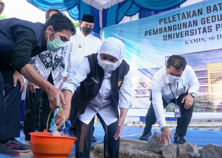 Gubernur Jatim Khofifah Infar Parawansa melakukan peletakan batu pertama gedung kuliah terpadu Universitas Persatuan Guru Republik Indonesia (PGRI) Madiun.