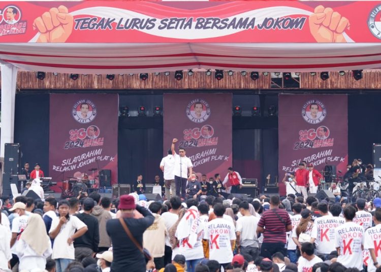 Para relawan Jokowi Plat K saat menggelar silaturahmi akbar 'Gagego' di Stadion Kamal Junaidi Jepara, Jawa Tengah.