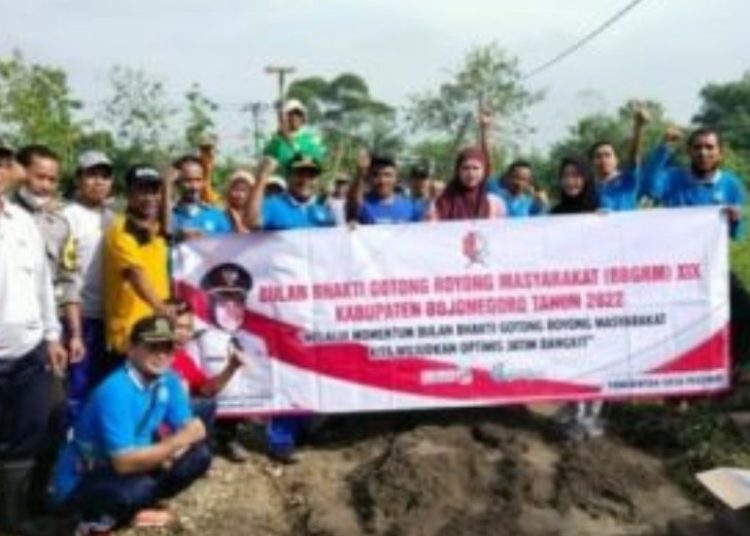Foto bersama warga dalam pelaksanaan Bulan Bhakti Gotong Royong Masyarakat (BBGRM) XIX tahun 2022 Pemkab Bojonegoro oleh Pemerintah Desa Pekuwon Kecamatan Sumberrejo.
