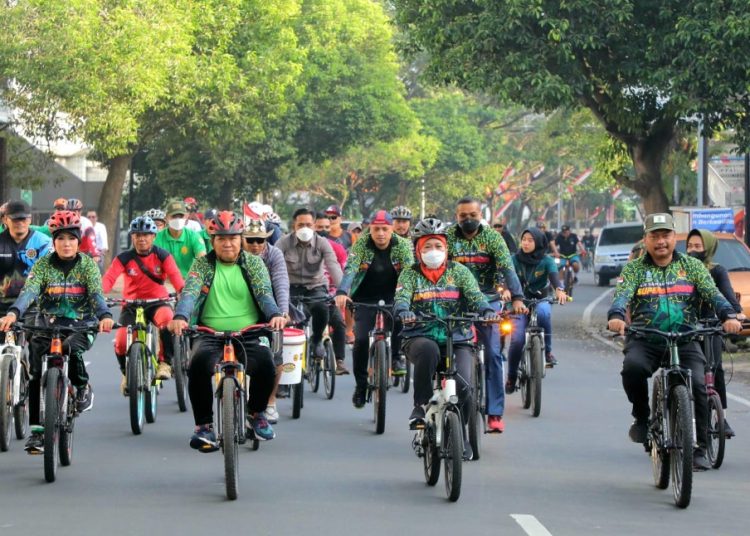 Gubernur Jatim Khofifah Indar Parawansa mengikuti Semarak Gebyar Pekan Olahraga Provinsi (Porprov) Jatim VII Tahun 2022 yang dimulai dengan ajang Super Road Bike 2022.