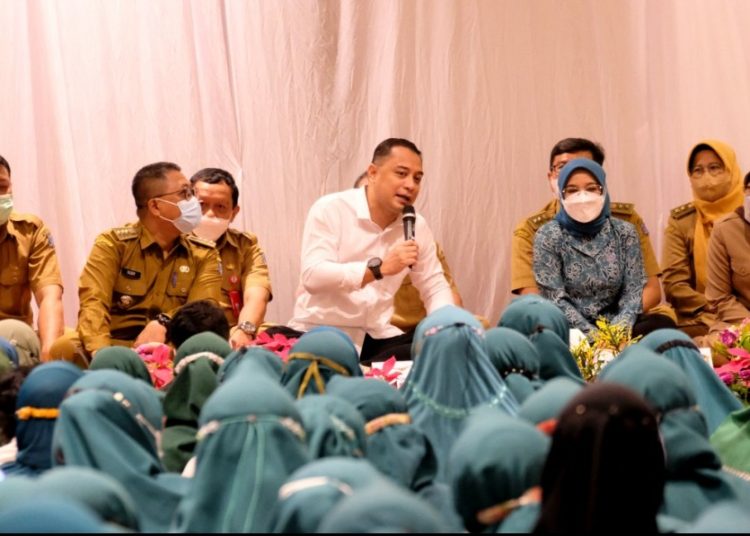 Wali Kota Surabaya Eri Cahyadi dan Ketua TP PKK Surabaya, Rini Indriyani dalam Ngobras bersama Kader Surabaya Hebat di Palm Park Hotel and Convention Hall Kaza Mall Surabaya.