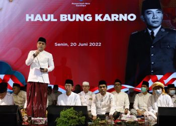 Wali Kota Surabaya Eri Cahyadi saat menghadiri Haul Bung Karno bersama warga, di kawasan Rumah Kelahiran Bung Karno di Jalan Peneleh Kota Surabaya.