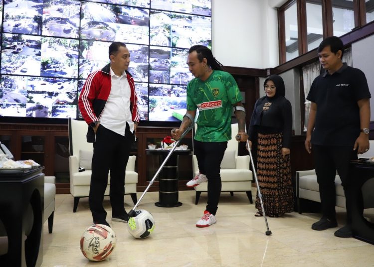 Atlet sepak bola disabilitas asal Kota Surabaya Khusnul Yakin saat bertemu dengan Wali Kota Surabaya Eri Cahyadi.
