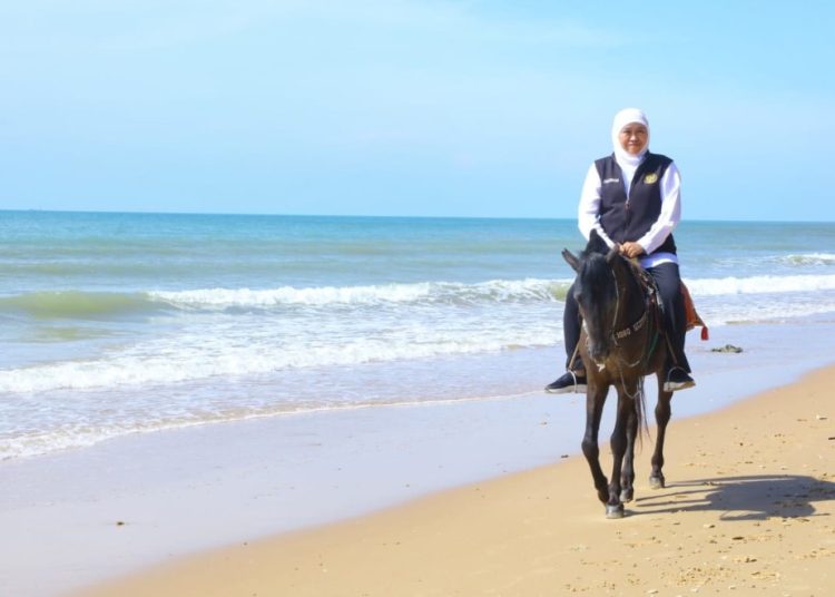 Gubernur Jatim Khofifah Indar Parawansa berkuda di Pantai Slopeng di sela baksos bersama TNI AL, Fakultas Kedokteran Gigi (FKG) Unair, FKG Universitas Hang Tuah (UHT) serta Baznas.