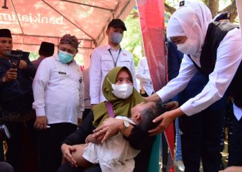 Gubernur Jatim Khofifah Indar Parawansa saat baksos kolaboratif multi stakeholders di Pantai Slopeng Sumenep