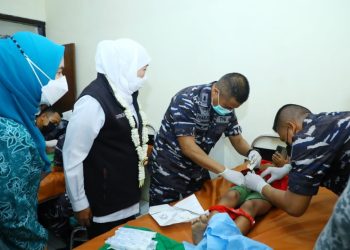 Dua personel TNI AL melakukan khitan pada anak dalam baksos kolaboratif multi stakeholders di kawasan Pantai Slopeng Sumenep.