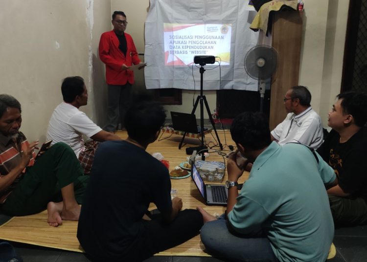 Mahasiswa Universitas 17 Agustus 1945 Surabaya, Nanda Oktaviyanto melakukan sosialisasi penggunaan aplikasi pengolahan data kependudukan di Perumahan Taman Pondok Legi I, Desa Pepelegi, Kecamatan Waru, Sidoarjo.