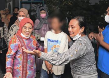 Ketua Tim Penggerak (TP) PKK Kota Surabaya Rini Indriyani saat mengunjungi dan memberikan pendampingan dan sejumlah bantuan kepada remaja disabilitas tuna rungu, yang mengalami kekerasan seksual di kawasan Kecamatan Tambaksari, Surabaya.