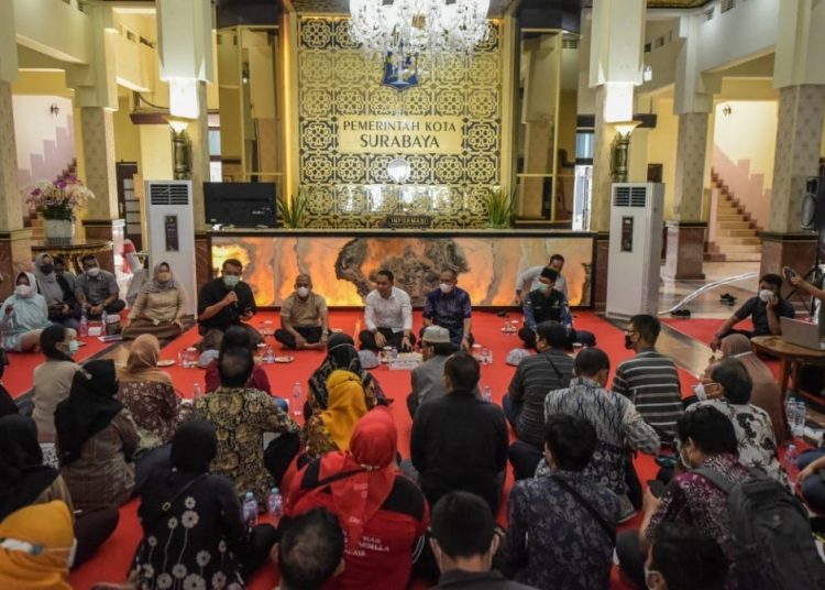 Wali Kota Surabaya Eri Cahyadi menerim keluhan warga Surabaya secara langsung di Balai Kota. Agenda ini akan dilaksanakan setiap hari Sabtu mulai pukul 09.00 - 12.00 WIB.