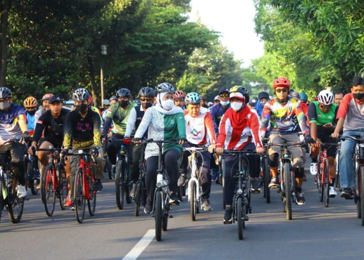 Gubernur Jawa Timur Khofifah Indar Parawansa bersama Wali Kota Mojokerto Ita Puspitasari nggowes bersama ribuan warga Kota Mojokerto.