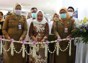 Bupati Bojonegoro Anna Mu'awanah menggunting untaian bunga dalam peresmian Pelayanan Obstetri Neonatal Emergensi Komprehensif terintegrasi di RSUD Sumberejo.