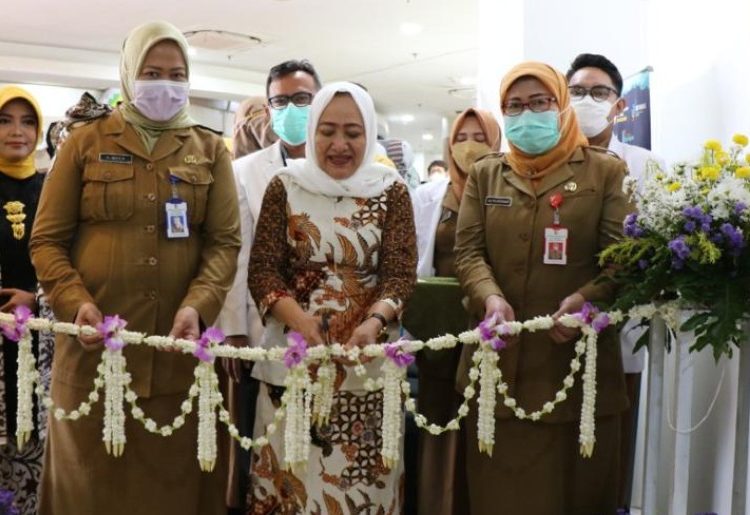 Bupati Bojonegoro Anna Mu'awanah menggunting untaian bunga dalam peresmian Pelayanan Obstetri Neonatal Emergensi Komprehensif terintegrasi di RSUD Sumberejo.