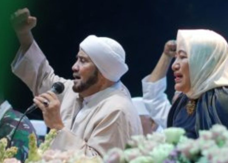 Habib Syech bin Abdul Qodir Assegaf bersama Bupati Bojonegoro Anna Mu'awanah dalam acara Bojonegoro Bersalawat.