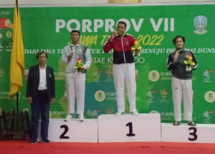 Atlet taekwondo Hanif Zhaliffunnas Cipta Pratama menyumbangkan medali perak di Porprov Jatim ke-VII.