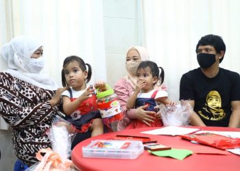 Gubernur Jatim Khofifah Indar Parawansa bertemu Annaya Rizka Ramadhani dan Innaya Rizka Ramadhani (Annaya-Innaya) yang akan pulang ke  Kabupaten Lombok, Timur, Nusa Tenggara Barat.