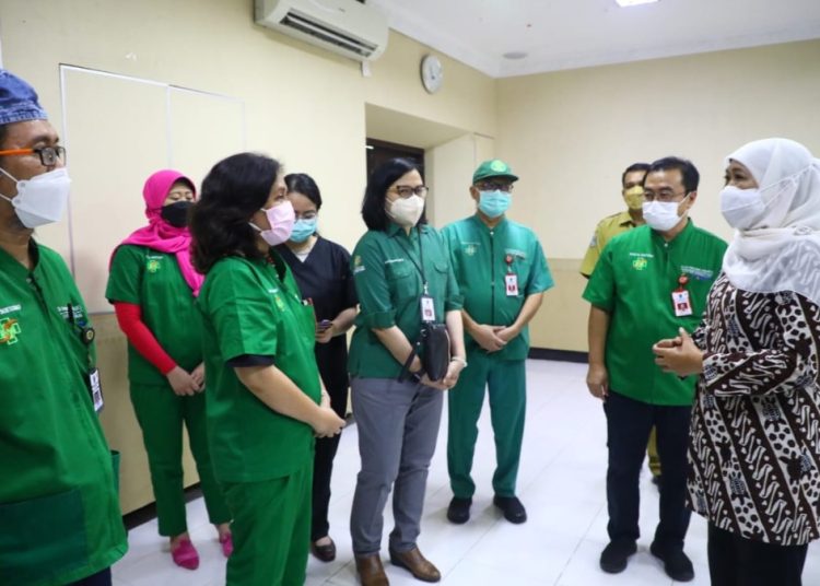 Gubernur Jatim Khofifah Indar Parawansa bertemu dengan tim dokter RSUD dr Soetomo yang menangani balita kembar siam dempet dada perut, Annaya Rizka Ramadhani dan Innaya Rizka Ramadhani (Annaya-Innaya).