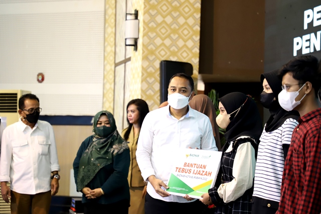 Wali Kota Surabaya Eri Cahyadi menyerahkan ijazah kepada salah satu dari 729 pelajar dari 25 sekolah di Kota Pahlawan yang telah ditebus dengan nilai Rp 1,7 miliar. Penyerahan ini dilakukan di Convention Hall, Jalan Arief Rahman Hakim, Surabaya.
