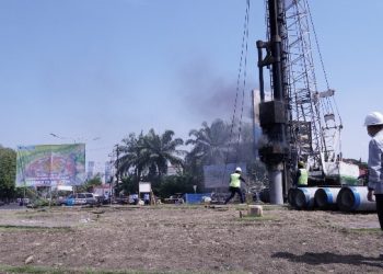 Pembangunan gerbang ITS sisi utara yang diawali dengan pemasangan tiang pancang.