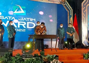 Penandatanganan komitmen ITS bersama Bappeda, Diskominfo, dan BPS Jatim dalam mendukung SATA Jatim yang ditandatangani oleh Rektor ITS Prof Dr Ir Mochamad Ashari.