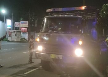 Pemantauan dan pengecekan hewan ternak oleh Pemkot Surabaya di Kecamatan Karangpilang bersama kepolisian setempat.