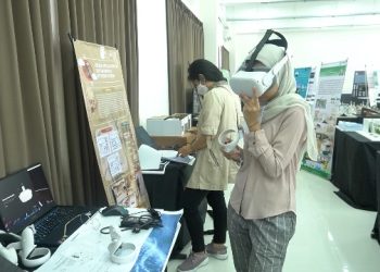 Pengunjung pameran ketika melakukan virtual experience dalam sajian augmented reality Pameran FYP di Departemen Desain Interior ITS.