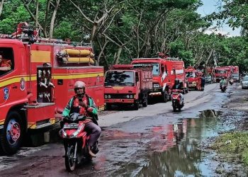 Dinas Pemadam Kebakaran dan Penyelamatan (DPKP) mengerahkan movil Damkar untuk mempercepat surutnya genangan air.