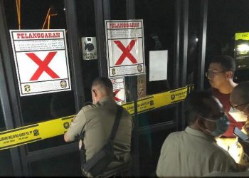 Tim dari Satuan Polisi Pamong Praja (Satpol PP) Kota Surabaya melakukan penyegelan sekaligus penghentian operasional sementara outlet Holywings di Surabaya.