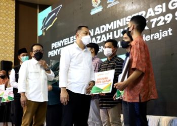 Wali Kota Surabaya Eri Cahyadi dalam penyerahan ijazah kepada siswa yang ijazahnya ditahan pihak sekolah. Ijazah diserahkan di di Gedung Convention Hall, Jalan Arif Rahman Hakim Surabaya.