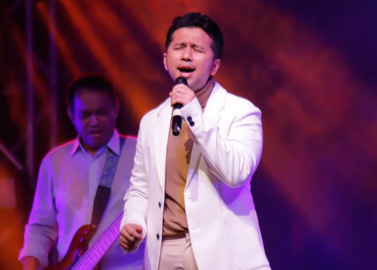 Wakil Gubernur Jawa Timur Emil Elestianto Dardak ikut menyanyi bersama dengan band Kahitna di Convention Hall Tunjungan Plaza Surabaya.