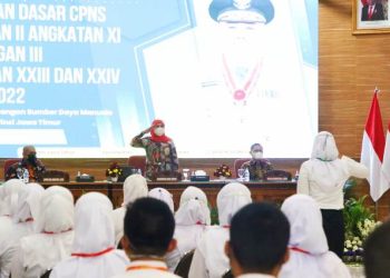 Gubernur Jawa Timur Khofifah Indar Parawansa dalam penutupan Latsar CPNS golongan II Angkatan XI dan golongan III Angkatan XXIII dan XXIV Tahun 2022 BPSDM Jatim diselenggarakan di BPSDM Kawi Malang.