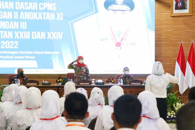 Gubernur Jawa Timur Khofifah Indar Parawansa dalam penutupan Latsar CPNS golongan II Angkatan XI dan golongan III Angkatan XXIII dan XXIV Tahun 2022 BPSDM Jatim diselenggarakan di BPSDM Kawi Malang.