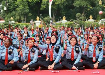 Para siswa kelas XII angkatan XXXI SMA Taruna Nusantara saat di halaman gedung Negara Grahadi, Surabaya.