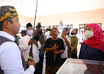 Gubernur Jawa Timur Khofifah Indar Parawansa saat mengunjungi Desa Aeng Tong-Tong, Kecamatan Saronggi, Sumenep.